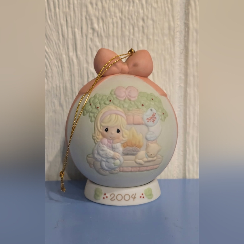 GUC Precious Moments 2004 Christmas Ornament Ball